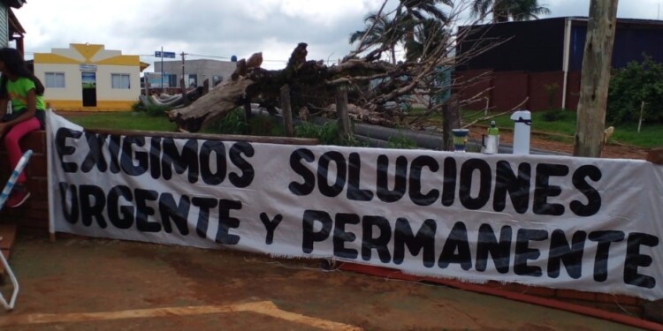 MOVILIZACIÓN. Vecinos se manifestaron en la Cooperativa de Agua para exigir una asamblea extraordinaria.