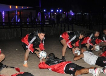 El insólito entrenamiento de Deportivo Riestra que comienza a las 3 de la mañana y al lado de un boliche