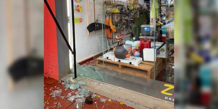 BLINDEX. Con un trozo de piedra mora reventaron la vidriera.