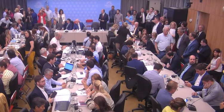 TENSIÓN La principal crítica de la oposición fue que se aprobó un texto de dictamen desconocido al ser votado.