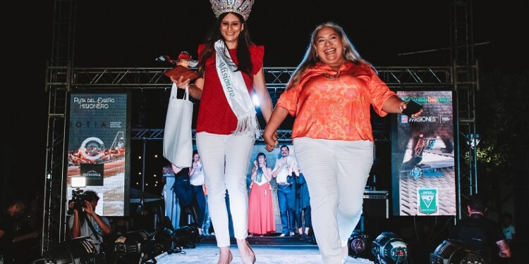 La Embajadora del Diseño Misionero 2023-24, Karina Podetti junto a la mentora del evento Karyna González.