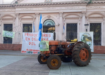Volvieron los tractores a la plaza 9 de Julio de Posadas en defensa del INYM