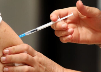 Qué efectos provoca la vacuna contra el Dengue y cómo es el esquema de aplicación