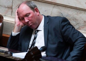 Estallan las redes por la “siesta” del “Colo” Vancsik en plena sesión de la Ley Ómnibus