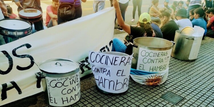 La organización Libres del Sur organizó una movilización de cocineras de comedores populares con carteles de protesta, entre otras actividades. Comedores y merenderos de Garupá, Posadas y Oberá se sumaron.
