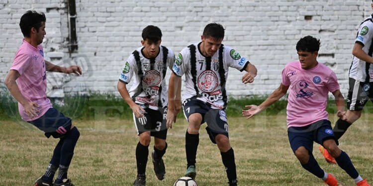 CON TODO. El jugador de Galeano va al piso e intenta cortar el avance rival.