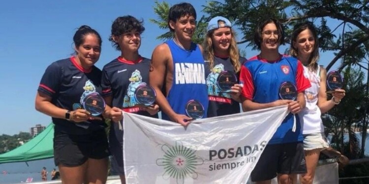 PODIO. Azula y Aguirre, ayer, tras consagrarse campeones de la temporada (Foto: gentileza TriMisiones)