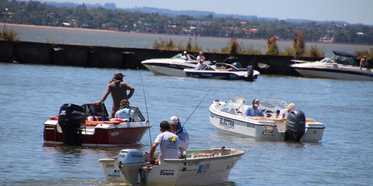 EL DOMINGO. Pescadores de la región se preparan para el torneo.