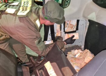 Viajaban con casi 32 millones de pesos ocultos en el interior del auto
