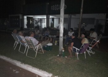 Socios de la COSCAL acampan frente a la sede para “recuperar” su administración