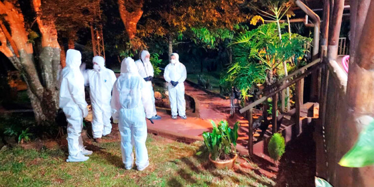 PERICIAS. Efectivos de la Policía Científica de Posadas llegaron al lugar del doble crimen para colaborar con sus pares de la comisaría Primera de la Unidad Regional XI.