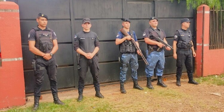 CUSTODIA ESTRICTA. La vivienda donde ejecutaron a Caytano permanecía ayer con guardia de la Unidad Regional XII.