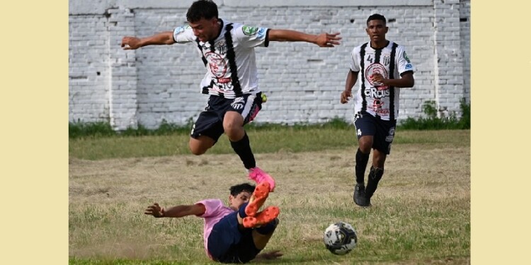 QUINTA A FONDO. El delantero del Decano deja atrás con velocidad a su rival.
