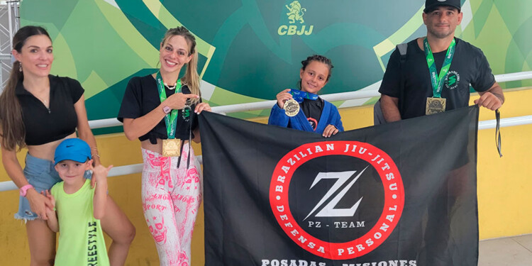 HAY EQUIPO. María Fernanda y Dana, comparten sus medallas junto con Pablo y la hermana de la deportista. Foto: (A. Smialkowski)