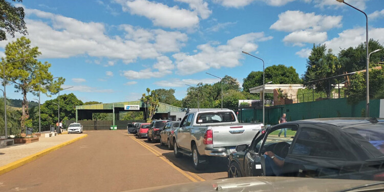 OTROS TIEMPOS. El movimiento comercial y turístico dista mucho de lo que era en 2023 y comerciantes advierten que se revirtió el cruce, con miles de argentinos que buscan ofertas y oportunidades en el vecino país.