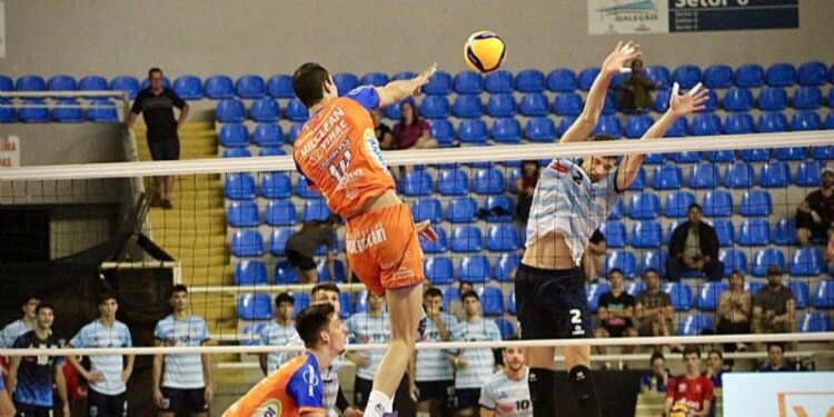 DEFENSA. El apostoleño, en pleno bloqueo. Ayer volvió a ser de la partida.