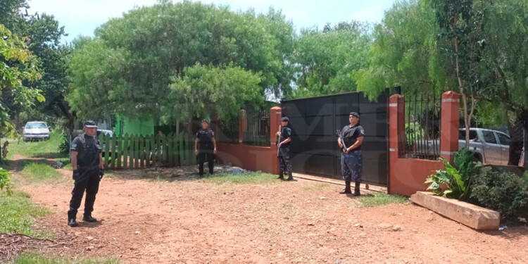 LUGAR. La vivienda en el barrio Vista Alegre está permanentemente con custodia policial luego del homicidio.