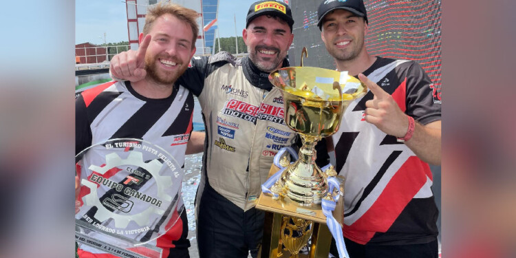 GANADOR. El eldoradense Jorge Possiel (centro) festeja con su equipo, uno de ellos Luciano Viana (izquierda).