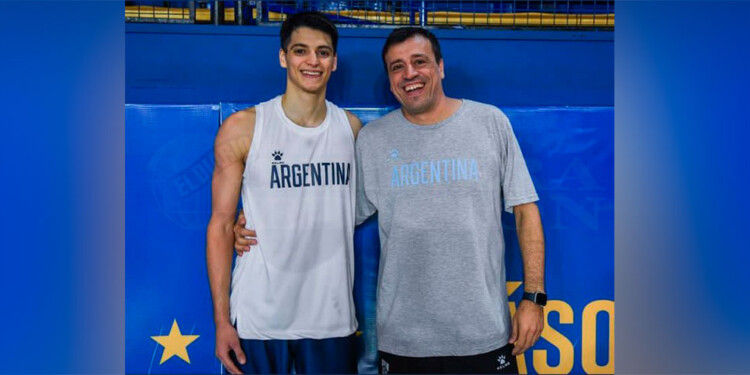 REENCUENTRO. El base junto a Mariano, su padre, ayer en La Bombonerita.