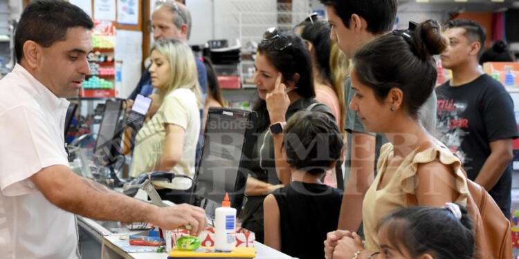 LISTA DE ÚTILES. La fuerte suba de precios lleva a los padres, comerciantes y al Estado provincial a buscar alternativas.