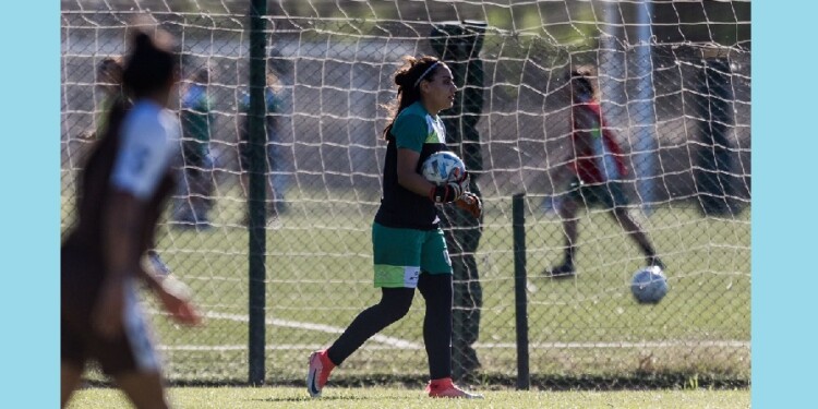 DE ENTRENAMIENTO. La arquera de la tierra colorada, con la pilcha del “Taladro”, en la actual pretemporada.