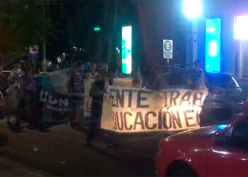 Docentes marcharon en Posadas para reclamar por sueldos dignos y otras “cuentas pendientes”