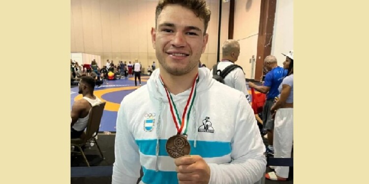 ORGULLO. El atleta de Misiones Lucha y una nueva presea continental.