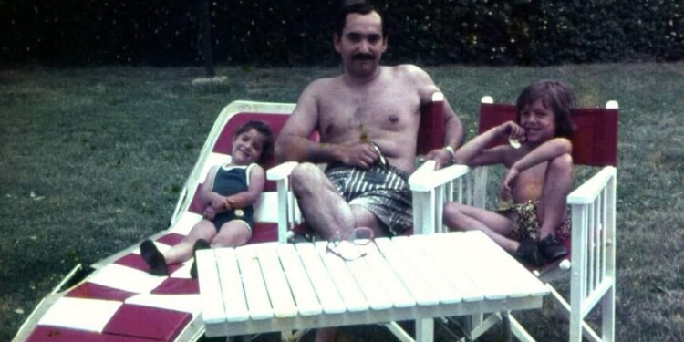 ENTRAÑABLE RECUERDO FAMILIAR. Marina junto a su padre Miguel Berraz y su hermano Martín en Buenos Aires.