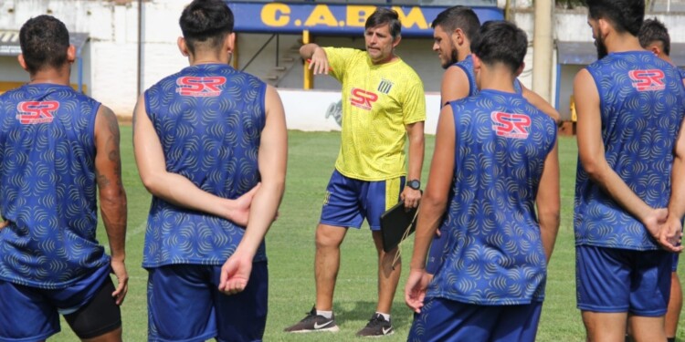 INSTRUCCIONES. Miguel “Pico” Salinas, en el centro de la escena, habla con sus dirigidos en una de las prácticas./ Foto Prensa Mitre