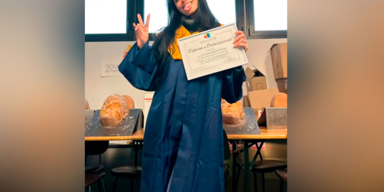 Oriana Sabatini con el diploma tras haber culminado el primer nivel de un curso de Tanatopraxia