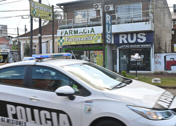 Roció con gas pimienta a empleada de una farmacia y robó la recaudación