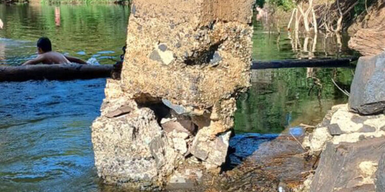ATENTOS. La imagen muestra parte de la estructura del puente que está muy deteriorada y corre peligro.