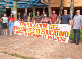 Estudiantes de la UNaM reclaman frente al rectorado del Campus contra las medidas de ajuste