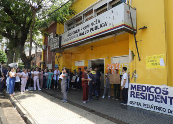 Residentes de salud trasladaron su reclamo frente al Ministerio de Salud Pública de Misiones