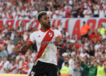 River aplastó a Vélez y lidera su zona en la Copa de la Liga