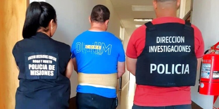 ANTECEDENTES. De acuerdo a las fuentes de la policía, tiene frondoso prontuario delictivo por robos domiciliarios.