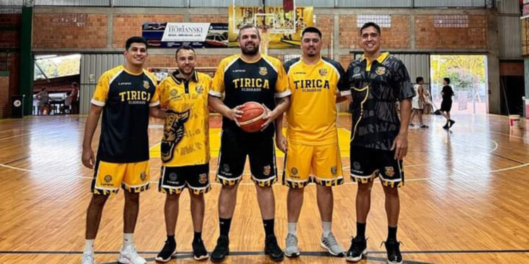 STAFF. Villalba (segundo a la derecha) junto al resto del equipo del “Felino”.