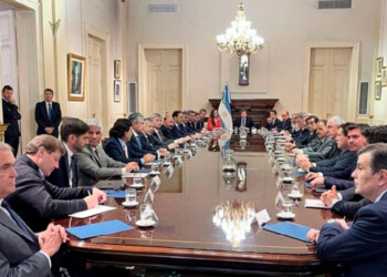 Ley Ómnibus: mientras Milei poda las transferencias, los gobernadores le jaquean el impuesto PAIS