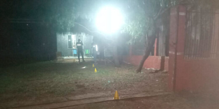 La víctima, junto a dos acompañantes, se encontraban sentados en el patio de la vivienda cuando ocurrió el ataque.