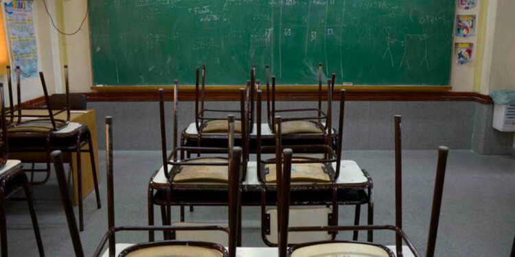 A días del inicio de clases, el cual peligraba ante la falta de una respuesta satisfactoria a los reclamos docentes, el Gobierno convocó a ministros y gremios.