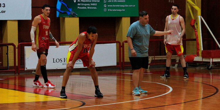 A FONDO. Las indicaciones de Agustín Ponissi a los jugadores del Oriental. (Gentileza Prensa Tokio)