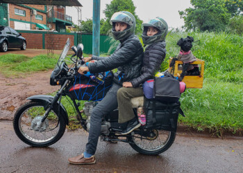 Animarse y emprender el viaje: desde Montecarlo hasta Chubut, viajaron en motocicleta junto a su mascota