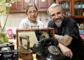 Se reinventaron con la pandemia y abrieron una tienda de antigüedades en su casa
