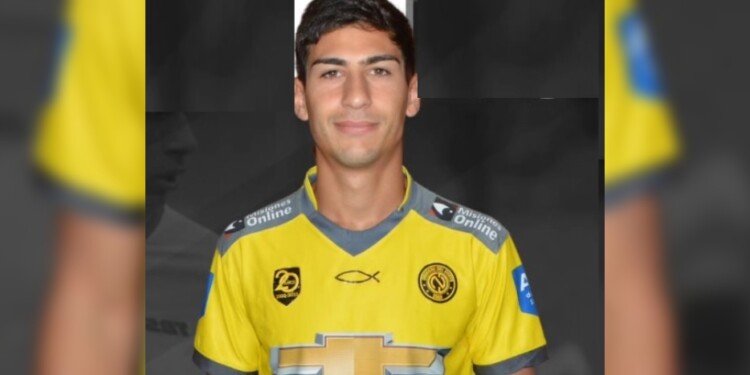 ATACANTE. Abraham llegó y firmó ayer para el elenco de Santa Inés.