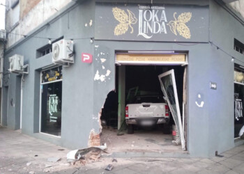 Perdió el control de su camioneta, despistó y terminó dentro de un local 