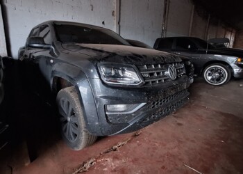 Allanaron un galpón con más de una docena de autos de alta gama de dudosa procedencia