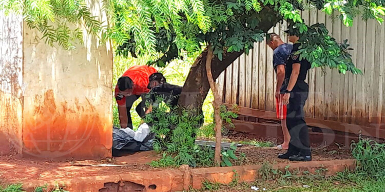 CONMOCIÓN. En el baño abandonado debajo del tanque de agua del barrio también conocido como “Familias Unidas”.