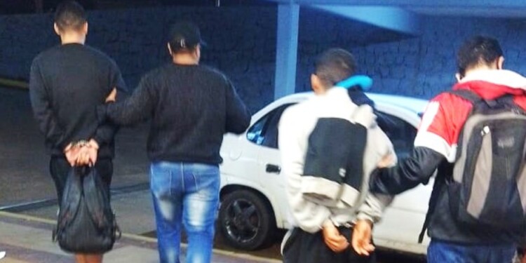 TERMINAL DE POSADAS. Investigadores de la Dirección Homicidios atraparon a los brasileños antes de subir a un colectivo.