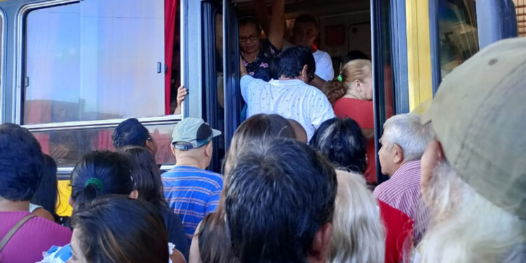 DESESPERANTE. La quita del servicio de los colectivos directos hizo explotar la térmica y caldeó el humor social.