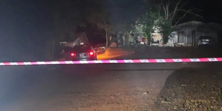 ESCENA. La vivienda en inmediaciones de la ruta 14, donde intentaron ingresar tras reducir a los tareferos.